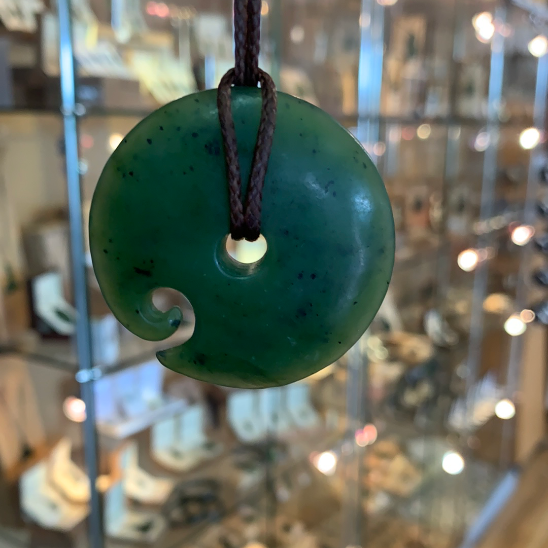 Te Wahi Pounamu Circle Disc – Jade Kiwi